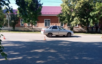 В Бузулуке ребенок перебегал дорогу на «красный» и угодил под колеса ВАЗа