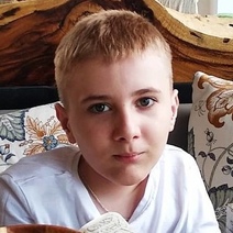 Первым награжденным на «Золотом балу медалистов» стал Витя Безукладов