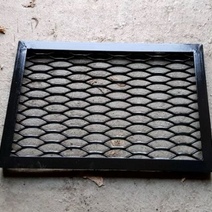 Оренбургская молодежь повадилась зарабатывать на решетках для чистки обуви