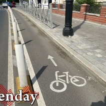 В центре Оренбурга из-за разделительных столбиков возникла проблема с уборкой велодорожек