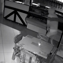 В Новотроицке неудачливый вор не смог ни вскрыть кассу, ни убежать от полиции