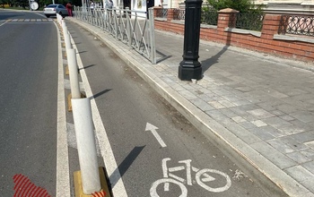 В центре Оренбурга из-за разделительных столбиков возникла проблема с уборкой велодорожек