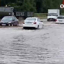 В Оренбурге после дождя автомобили «плавают»