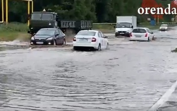 В Оренбурге после дождя автомобили «плавают»