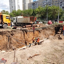 В Оренбурге автомобилистам приходится нелегко, преодолевая главную дорожную артерию города