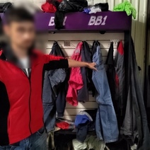 В Оренбурге работник автосервиса в день зарплаты вытащил деньги из кармана брюк коллеги