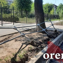 В Оренбурге у колледжа ОГУ на улице Одесской завалилось ограждение