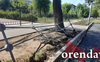 В Оренбурге у колледжа ОГУ на улице Одесской завалилось ограждение