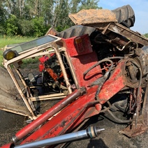 В Оренбургской области нефтевоз лоб в лоб столкнулся с трактором