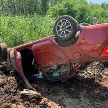 Под Оренбургом водитель Lada Granta уснул за рулем и слетел в кювет, пострадала пенсионерка