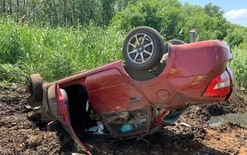 Под Оренбургом водитель Lada Granta уснул за рулем и слетел в кювет, пострадала пенсионерка