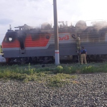 В Оренбургской области при движении загорелся локомотив грузового поезда