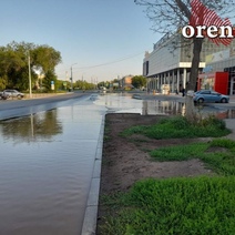 Улица Конституции СССР в Оренбурге с утра превратилась в реку