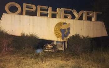 На въезде в Оренбург авто влетело в стелу, погибли два человека