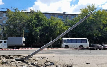 В Оренбурге в аварийном состоянии после ДТП находится фонарь