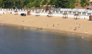 В Оренбурге водитель внедорожника совершил вояж прямо по центральному пляжу