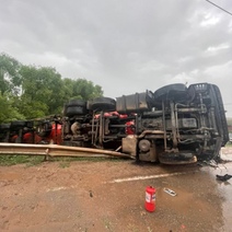 В Северном районе опрокинулся грузовик с полуприцепом-цистерной