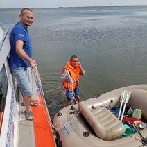 На Ириклинском водохранилище ветер унёс лодку с рыбаком