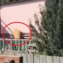 В Орске мужчина выставил у своего дома гроб и включает похоронный марш