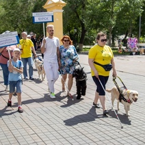 «Dogs-парад»: в Оренбурге по Советской прошлись незрячие с собаками-поводырями
