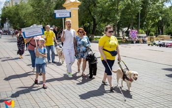 «Dogs-парад»: в Оренбурге по Советской прошлись незрячие с собаками-поводырями