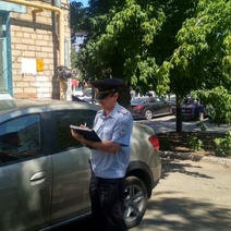 В Оренбурге пьяная женщина палкой разгромила несколько припаркованных автомобилей