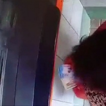 В Оренбуржье предприимчивая женщина воровала деньги с найденной карты