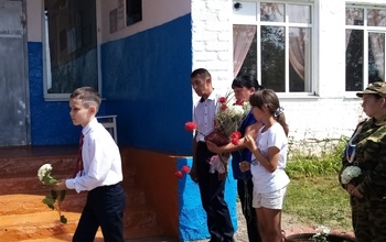 В Оренбуржье в день 20-летия увековечили память о погибшем на Украине бойце