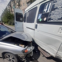 В Орске водитель легкового автомобиля протаранил маршрутку, пострадала женщина