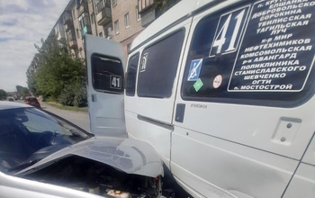 В Орске водитель легкового автомобиля протаранил маршрутку, пострадала женщина