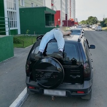 Пьяный житель Оренбурга уснул на крыше припаркованной 