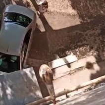 В Оренбурге водитель авто из-за заклинившего руля въехал в подъезд многоэтажки