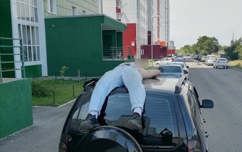 Пьяный житель Оренбурга уснул на крыше припаркованной 