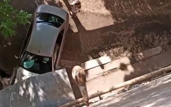 В Оренбурге водитель авто из-за заклинившего руля въехал в подъезд многоэтажки
