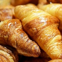 Закидала круассанами: в Оренбурге ссора коллег закончилась штрафом