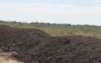Посёлок Нижнесакмарский накрыло зловонными запахами из-за куч отходов в поле
