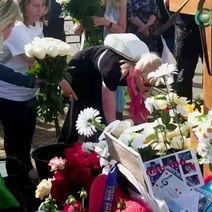 Могилу Юрия Шатунова вновь усыпали белыми розами