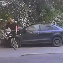 В Оренбурге велосипедист протаранил автомобиль и скрылся