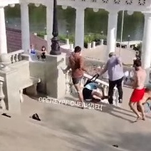 В Оренбурге суд оштрафовал хулиганов, затеявших драку на спуске к Уралу в День ВМФ