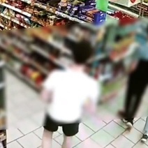 В Оренбурге трое парней открыто похитили в магазине 93 шоколадки