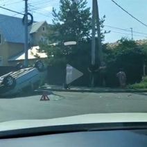 В Оренбурге во время ДТП автомобиль от мощного удара опрокинулся на крышу