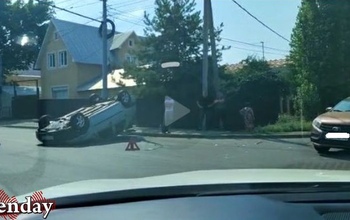 В Оренбурге во время ДТП автомобиль от мощного удара опрокинулся на крышу