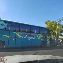 В Оренбурге дорогу не поделили туристический автобус и легковушка