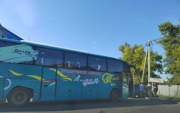 В Оренбурге дорогу не поделили туристический автобус и легковушка