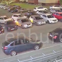 Нагая оренбурженка не давала спать жителям многоэтажек (18+)