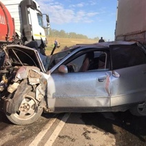 На оренбургской трассе большегрузы серьезно зажали иномарку