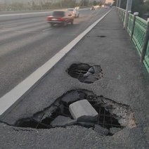 В Оренбурге провалы на тротуаре моста по улице Терешковой месяцами не могут залатать