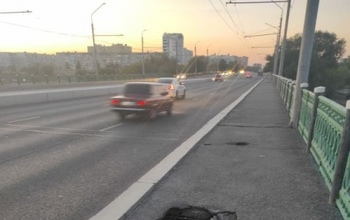 В Оренбурге провалы на тротуаре моста по улице Терешковой месяцами не могут залатать