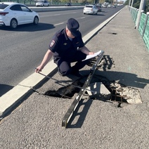В Оренбурге полицейских озаботили дыры на тротуаре моста по улице Терешковой