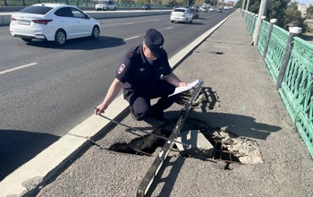 В Оренбурге полицейских озаботили дыры на тротуаре моста по улице Терешковой